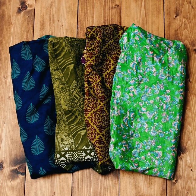 アンティークサリー生地のタイパンツ - 緑系の写真タイパンツ,サリー,アンティークサリー,オールドサリー,ユニセックス,美脚,長足,ビッグシルエット,アジアン ファッション