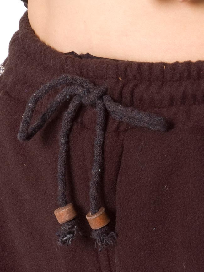 ネパールのフリースハーフパンツ 【茶】 7 - ウエスト部分はゴムとひもなのでとっても楽ちんです。