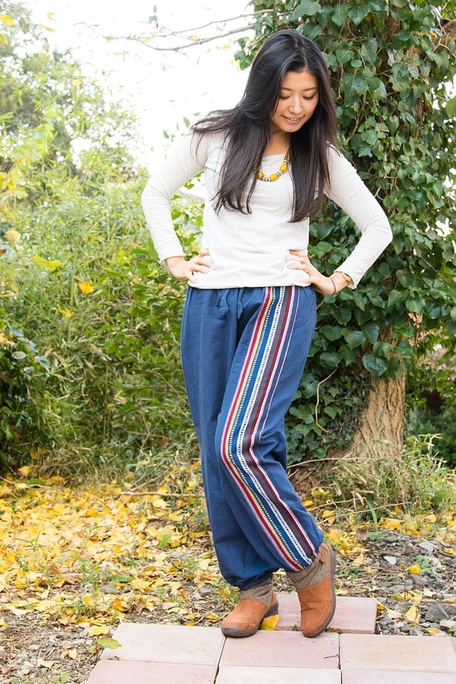 ネパールゲリのアフガンパンツ 【青】の写真1枚目です。165cmの女性モデルさんの着用例です。サイドポケットがついていないのでスマートなシルエットです。コットン パンツ,男性 パンツ,女性 パンツ,ブルー系