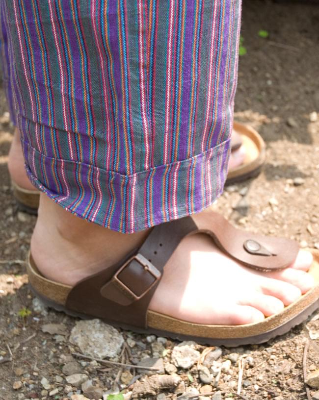 コットンストライプパンツ 【紫系】 5 - 裾はもともと折ったデザインですが、身長150cmのスタッフはもう一折しています。
