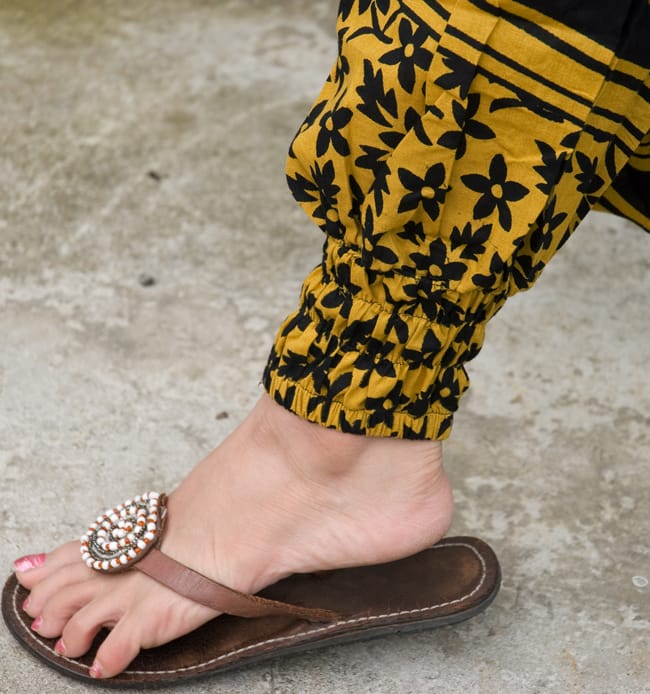 ぞうさんとお花の2WAYモモンガパンツ 【黒×黄】 6 - 足首部分もゴムなので、ちょっとくらいサイズが合わなくても気になりません。