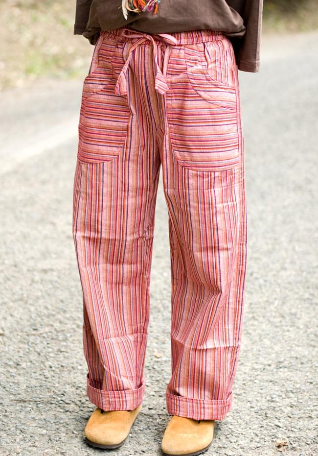 コットンストライプパンツ 【ピンク系】 2 - 正面からの姿です。ゆったり目のストレートなので、とても履きやすいです。