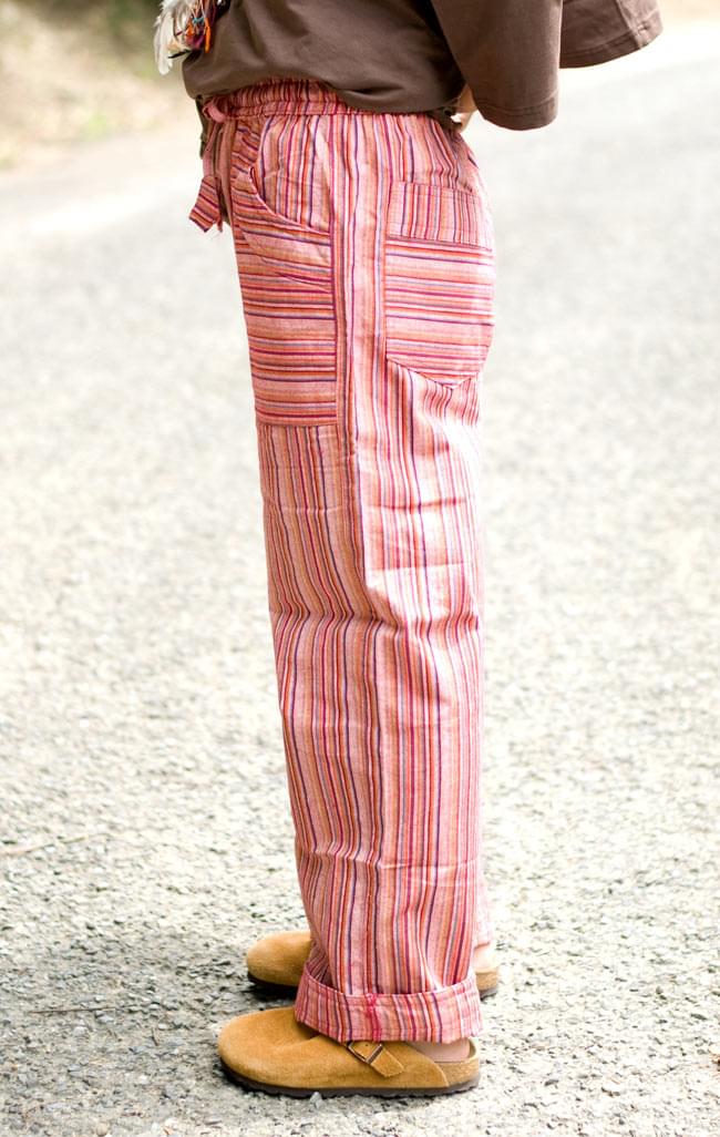 コットンストライプパンツ 【ピンク系】 3 - 横から見るとこんな感じです。スッキリとした印象です。