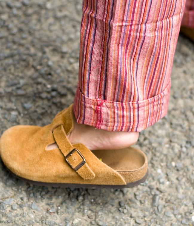 コットンストライプパンツ 【ピンク系】 5 - 裾部分です。ちょっと長い場合は、このようにひとつ折って履いても違和感ありません。