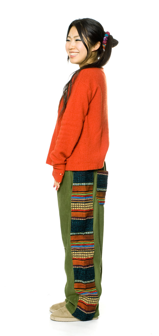 ネパールのフリースロングパンツ 【ライトカーキ】 2 - 横から見るとこんな感じです。サイドが可愛いですね!