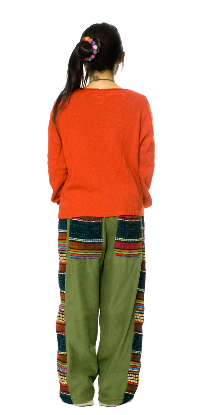 ネパールのフリースロングパンツ 【ライトカーキ】 3 - 後ろ姿はこんな感じです。ポケットのデザインが個性的です。