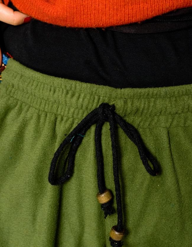 ネパールのフリースロングパンツ 【ライトカーキ】 5 - ウエストはゴムと紐なので楽チン、楽チン♪