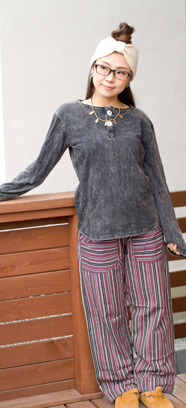 コットンストライプパンツ 【赤紫系】の商品写真 2枚目 ゆったりデザインですが、ストライプなのでスッキリ見えますよ。