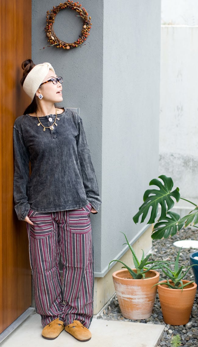 コットンストライプパンツ 【赤紫系】の商品写真 3枚目 女性でも男性でも問題なく着れますよ!