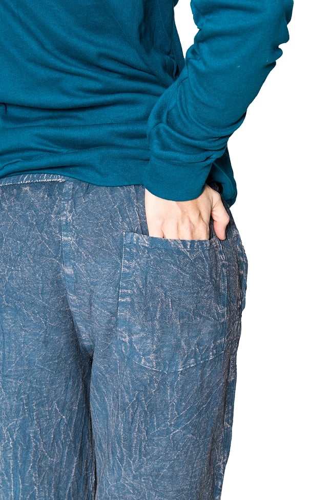 ストーンウォッシュの八分丈パンツ 【ダークブルー】 4 - お尻側にも一つポケットがついています。