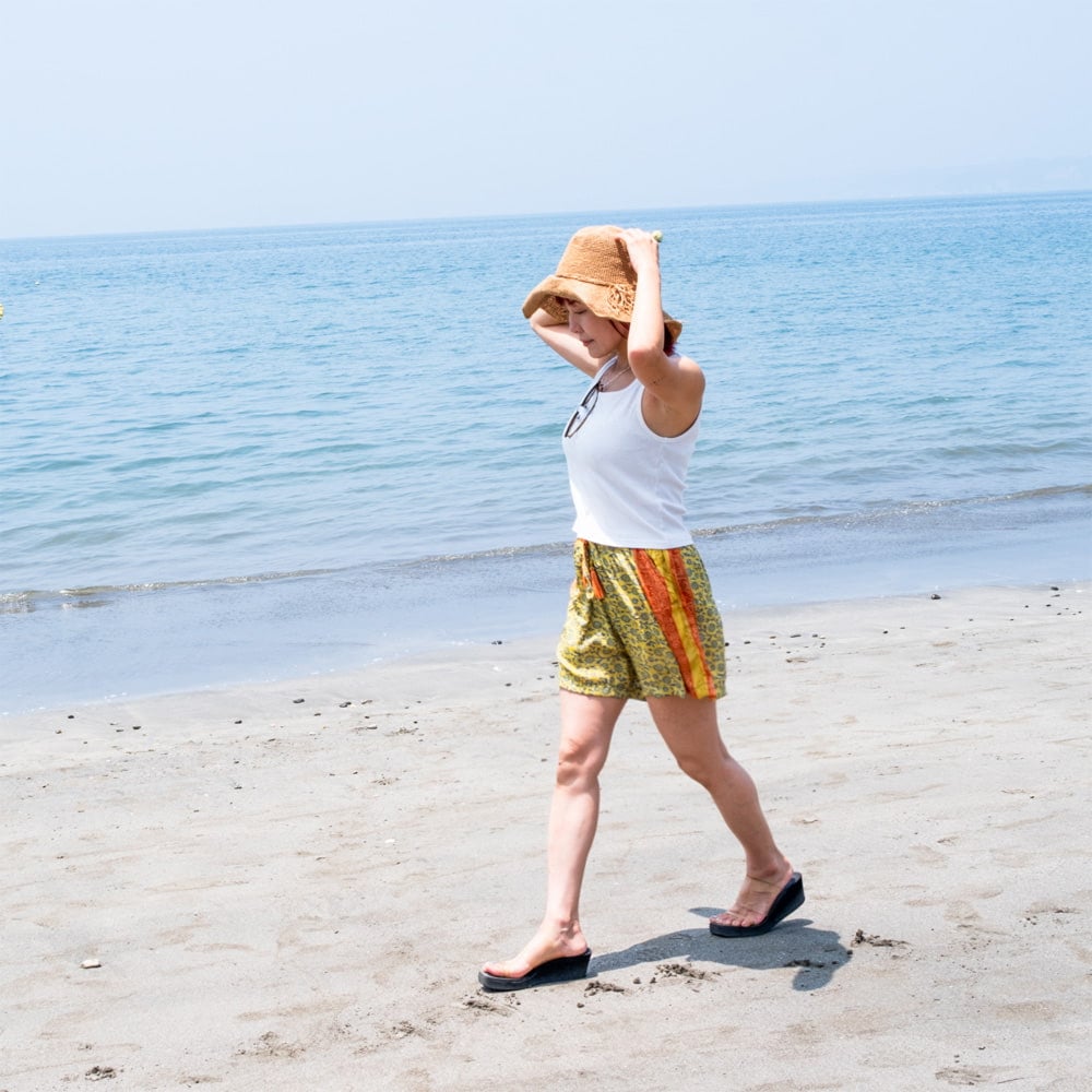 軽い着心地がクセになる アンティークサリーのショートパンツ2枚目の説明写真です