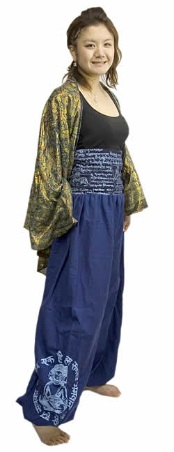 ブッダプリント・リヴタイパンツ 5 - モデルさんに別の色を着てもらいました。モデルさんの身長は158cmです