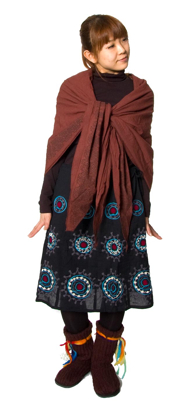 エスニックプリントスカートポンチョ【茶】 6 - このように着ても可愛いですね。