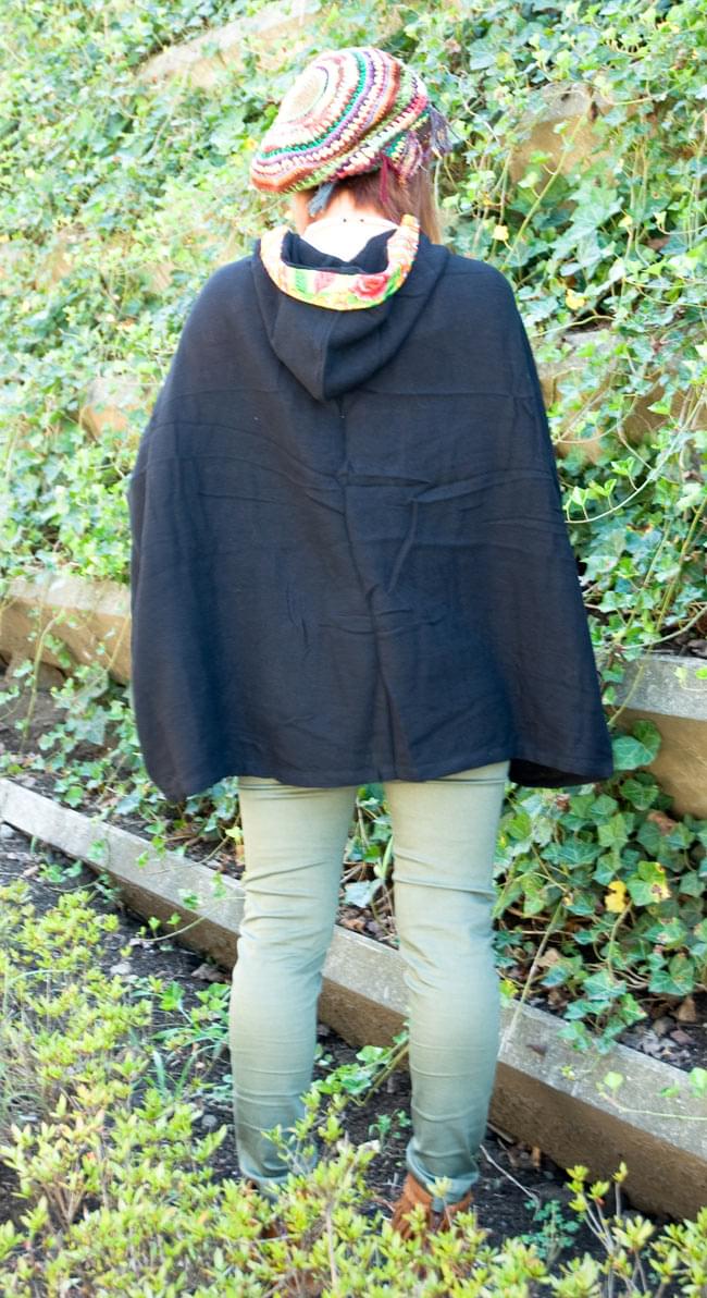 モン族刺繍ポンチョ 【黒】 4 - 後ろ姿はこんな感じです。とってもシンプル!