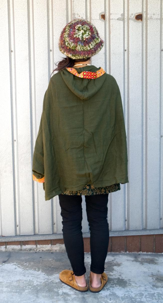 モン族刺繍ポンチョ 【カーキ】 4 - 後ろ姿はこんな感じです。とってもシンプル!