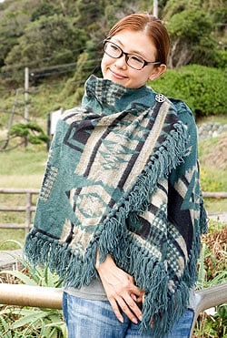 ふわふわの起毛が暖かい ネイティブ柄のストール風 ボタンポンチョ - サブ2