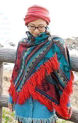 ふわふわの起毛が暖かい ネイティブ柄のストール風 ボタンポンチョ - サブ3