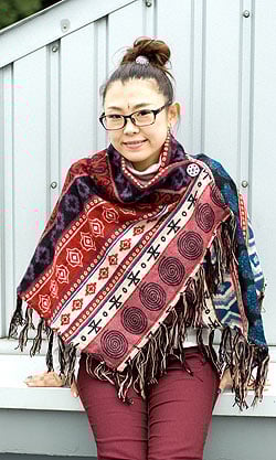 ふわふわの起毛が暖かい ネイティブ柄のストール風 ボタンポンチョ - サブ4