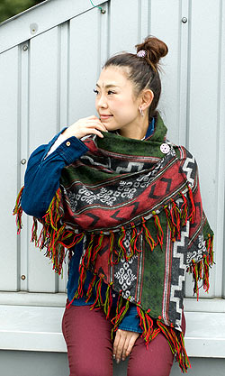 ふわふわの起毛が暖かい ネイティブ柄のストール風 ボタンポンチョ - サブ5