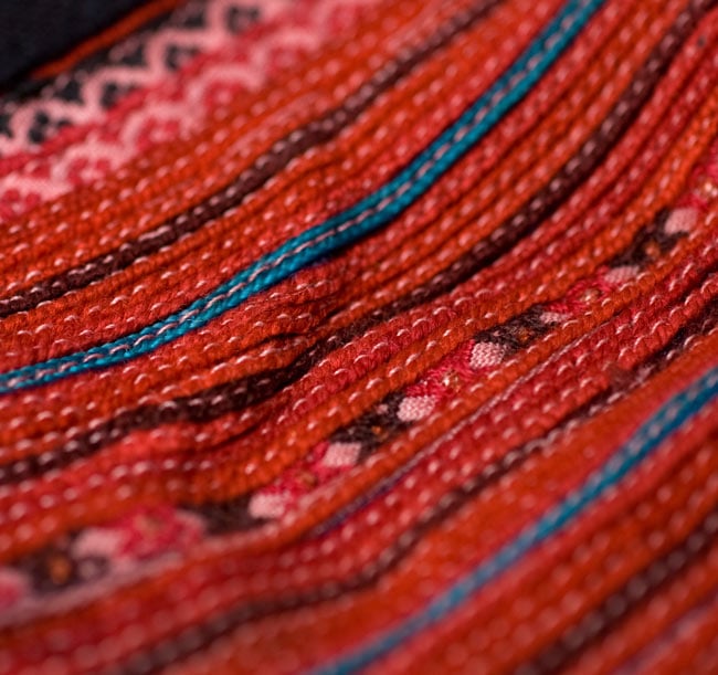 モン族のまんまるコインケース 【赤系】の商品写真 2枚目 布地の拡大写真です。丁寧に作られています