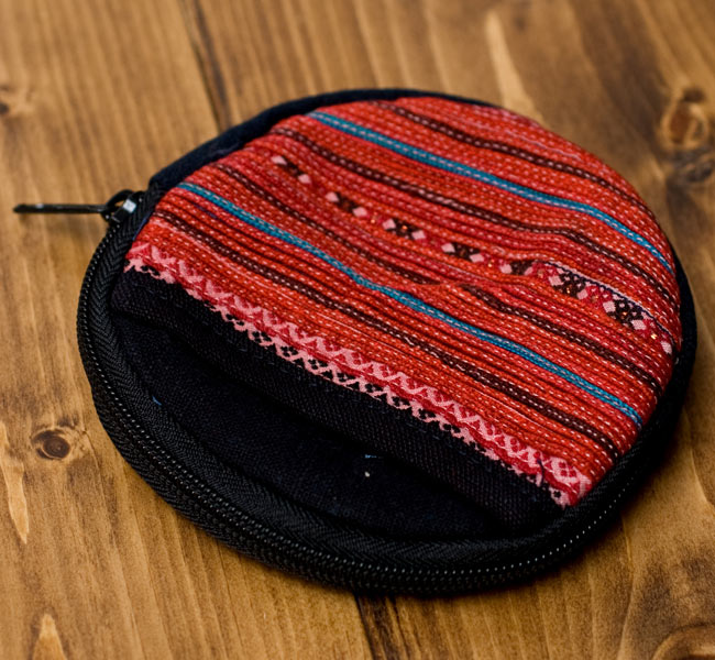 モン族のまんまるコインケース 【赤系】の商品写真 3枚目 ジッパー側からみた写真です。なお、裏面はシンプルです
