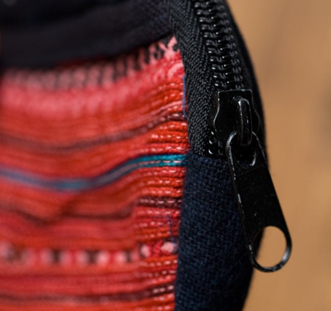 モン族のまんまるコインケース 【赤系】の商品写真 4枚目 ジッパーの部分を拡大しました
