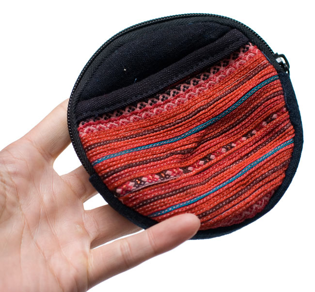 モン族のまんまるコインケース 【赤系】の商品写真 5枚目 サイズ比較のために手に持ってみました