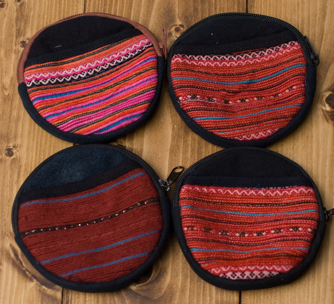 モン族のまんまるコインケース 【赤系】の商品写真 6枚目 色の違いはこのような感じです