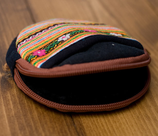 モン族のまんまるコインケース 【赤系】の商品写真 7枚目 ジッパーを開けたところです。なおこちらは同じ商品で色違いの物です。