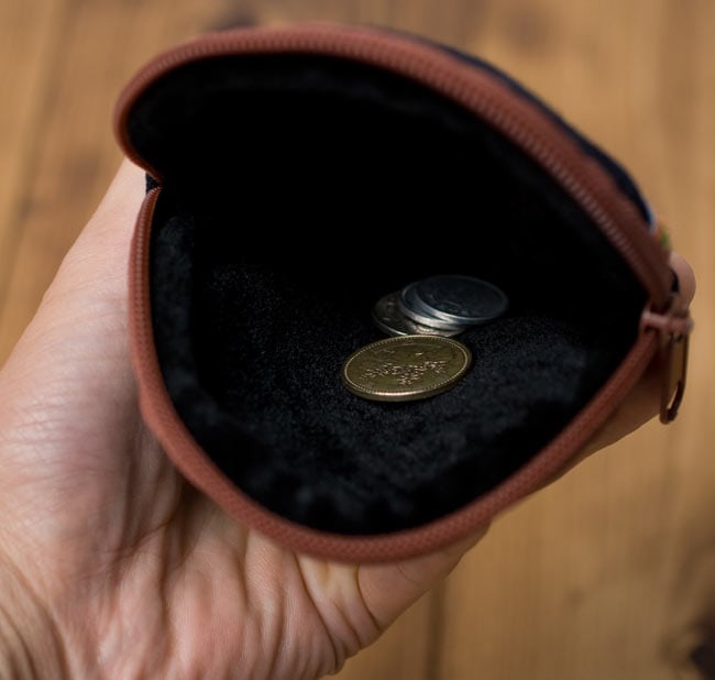 モン族のまんまるコインケース 【赤系】の商品写真 8枚目 ジッパーを開けたところです。なおこちらは同じ商品で色違いの物です。