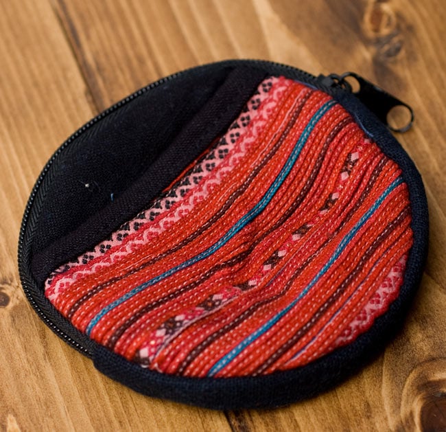 モン族のまんまるコインケース 【赤系】の商品写真 1枚目 全体像です。一品づつ手作りしている為、それぞれ色合い等がことなります。