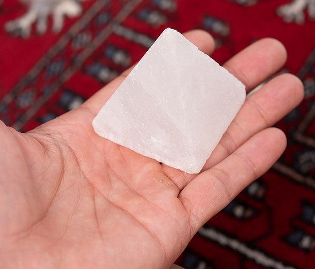 ヒマラヤ岩塩のピラミッド【ホワイト 5ｃｍ】 3 - サイズ比較のために手に持ってみました