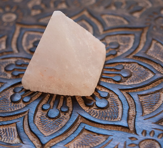 ヒマラヤ岩塩のピラミッド【ピンク 5ｃｍ】の写真1枚目です。サイズ比較のために手に持ってみました浄化、盛り塩,岩塩,レッド 岩塩,ヒマラヤ 岩塩,塩