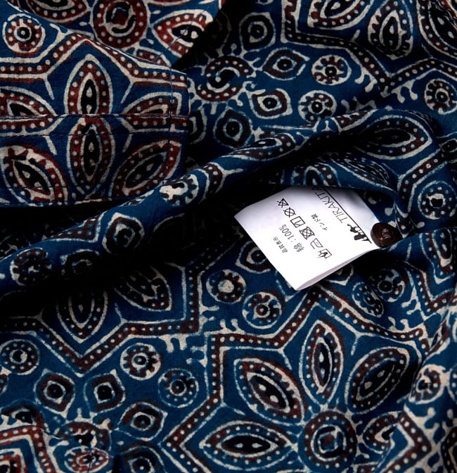 布の宝石アジュラックを使った メンズ 長袖 ロングスリーブ シャツ  12 - 品質表示タグにボタンが付いていますので、ボタンが取れたときでも安心です