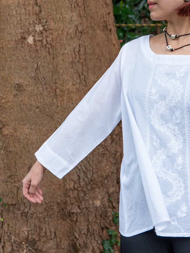 刺繍の陰影が美しい インドの伝統 チカンカリ刺繍のシンプルシャツ 5 - 袖丈はこのくらいです。通常よりちょっと短めになります。
