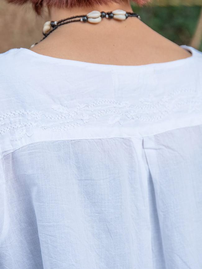 刺繍の陰影が美しい インドの伝統 チカンカリ刺繍のシンプルシャツ 7 - 背中にも襟周りに刺繍が施されています。