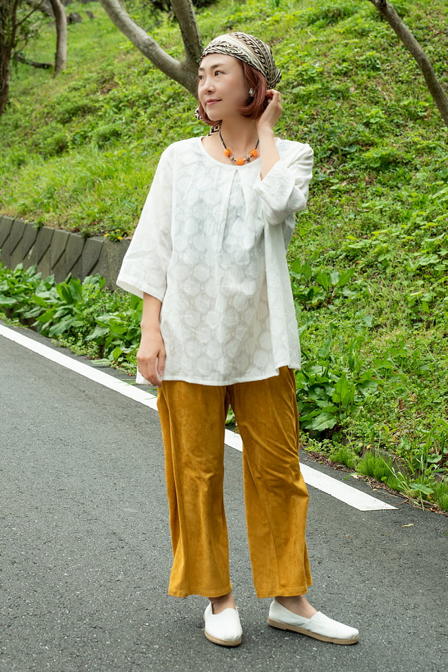 浮かび上がる模様が美しい ジャガード織りのコットンシャツ 2 - 身長152cmの着用例です。