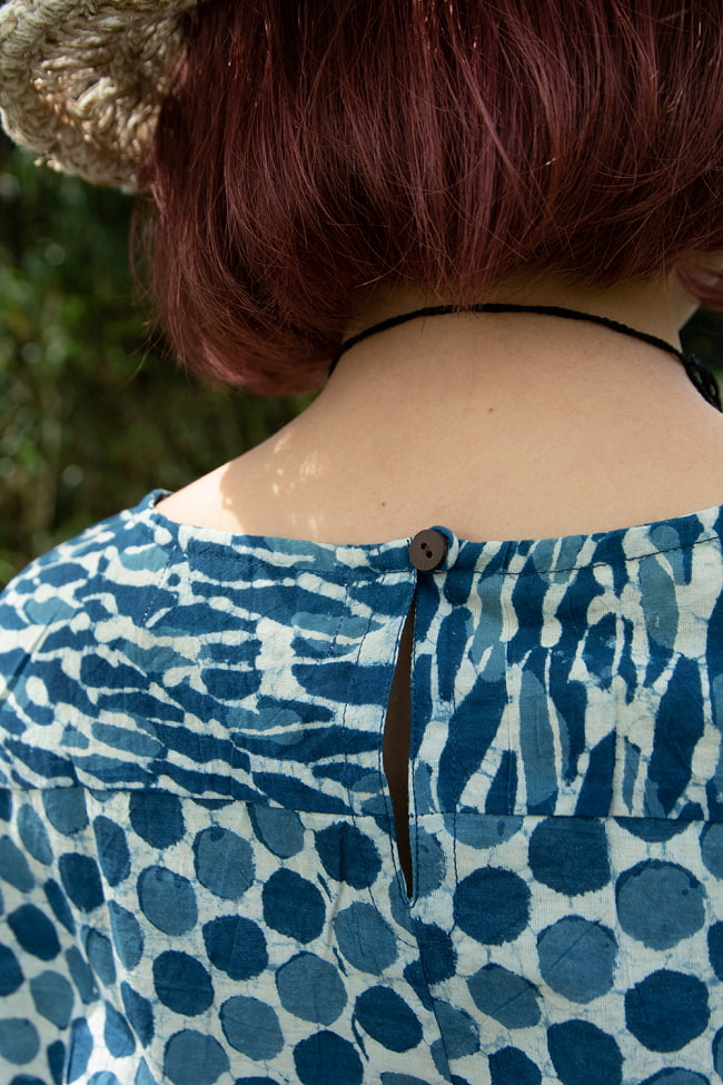 インディゴのろうけつ染めが美しい ドット柄のフレンチスリーブシャツ 6 - 首の後には、ココナッツボタンがあり着脱しやすいです。