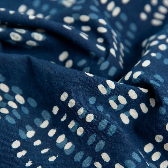 柔らかい風合いが魅力的 藍染とカンタ刺繍のクルタシャツ 8 - 生地はしっかり目のコットン素材です。