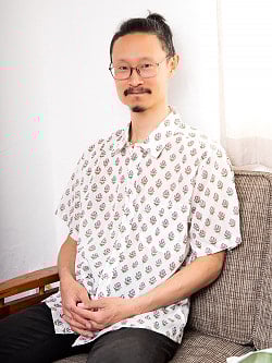 白地に木版染めが映える　半袖コットンシャツ - サブ3