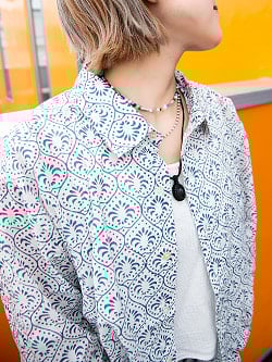 白地に木版染めが映える　長袖コットンシャツ - サブ3