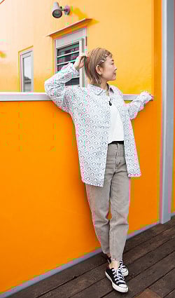 白地に木版染めが映える　長袖コットンシャツ - サブ4