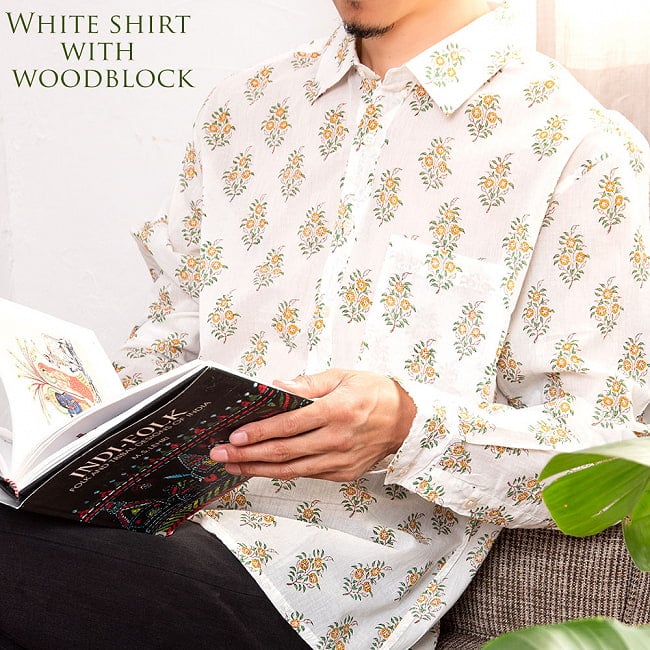 白地に木版染めが映える　長袖コットンシャツの写真