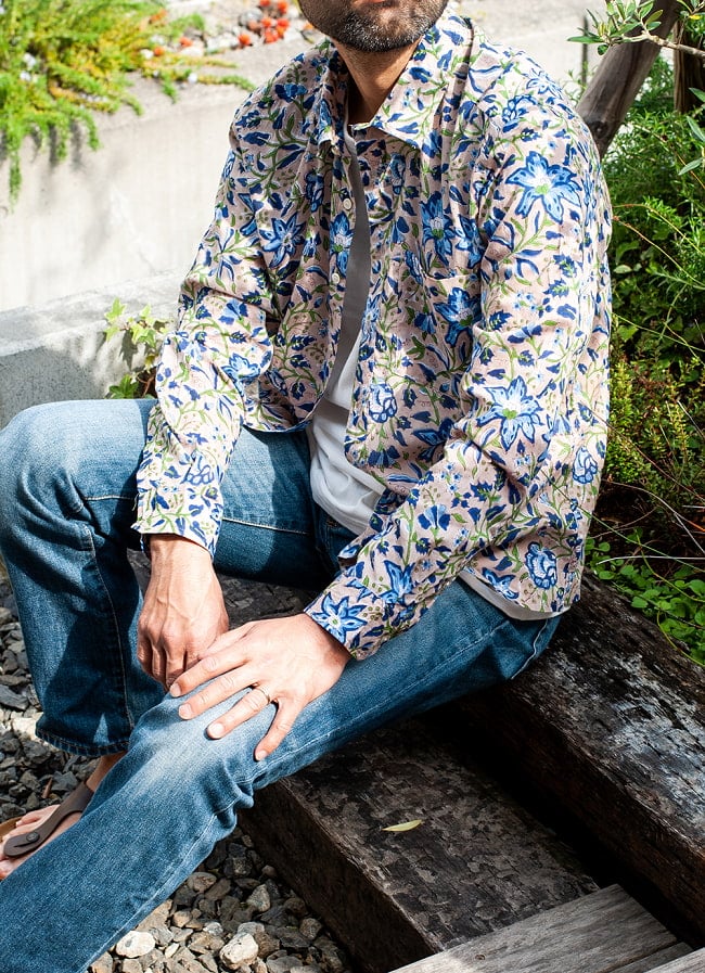 ボタニカル柄の木版染めが美しい　長袖コットンシャツ 5 - デニムに合わせても素敵です。