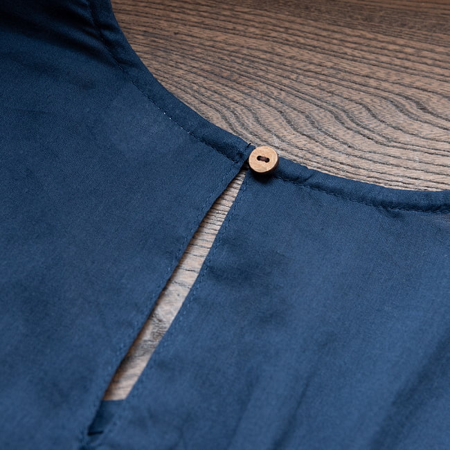 柔らかい素材が優しく肌を包む　シンプルコットンシャツ 7 - 背中のボタンはココナッツボタンでナチュラルに