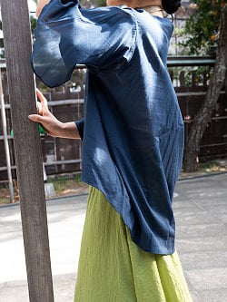 柔らかい素材が優しく肌を包む　シアー素材のワイドスリーブシャツ - サブ3