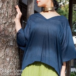 柔らかい素材が優しく肌を包む シアー素材のワイドスリーブシャツ