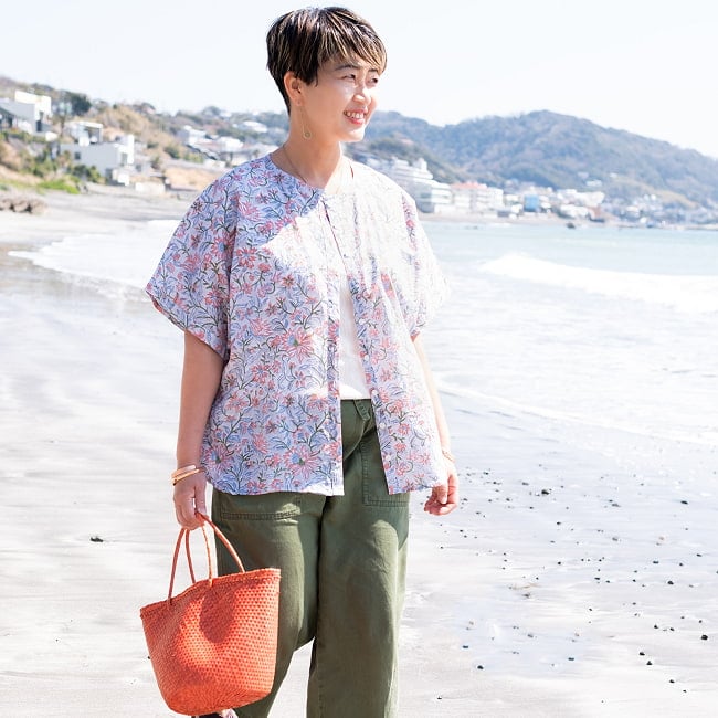 朝の気分で前を決める ブロックプリントの2WAYシャツ 2 - ボタンを前にして開けて着るとオーソドックスな半袖シャツになります