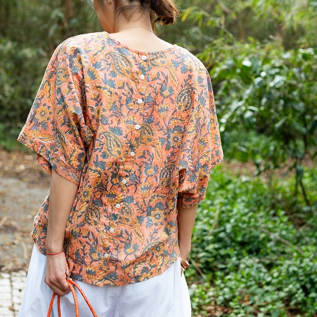 朝の気分で前を決める ブロックプリントの2WAYシャツ 4 - ボタンを後ろに来た場合の身長165cmの女性着用例です