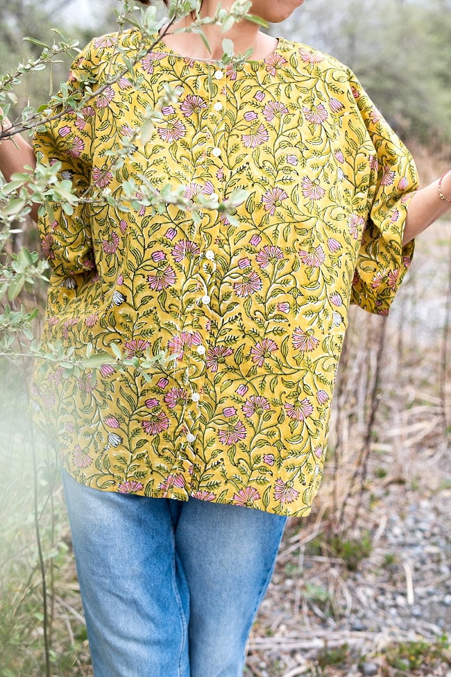 朝の気分で前を決める ブロックプリントの2WAYシャツ 6 - ボタンを閉じて着ても◎